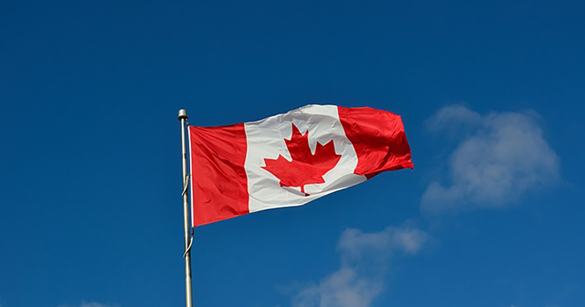 Drapeau du Canada flottant dans le ciel