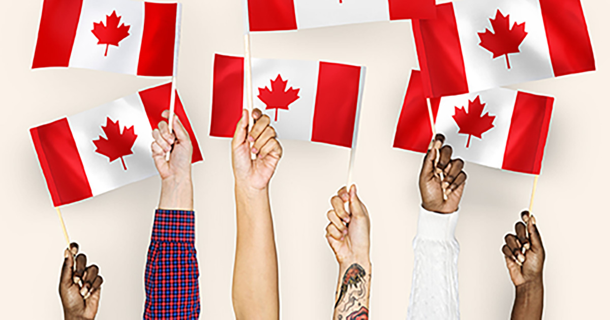 plusieurs mains tenant le drapeau du Canada